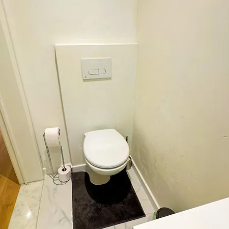 Lovely 1br & 1lr For 4p, Only 15 Min Walk To Center Apartment