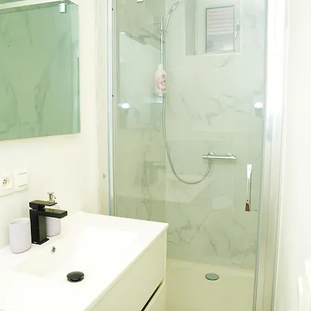 Lovely 1br & 1lr For 4p, Only 15 Min Walk To Center Apartment
