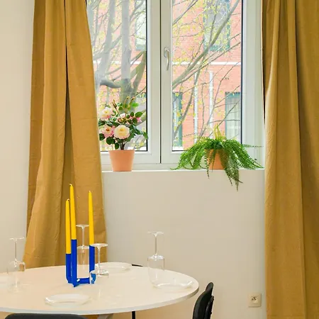 Lovely 1br & 1lr For 4p, Only 15 Min Walk To Center Apartment