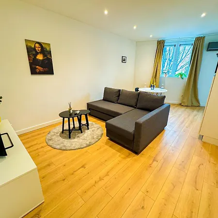 Apartment Lovely 1br & 1lr For 4p, Only 15 Min Walk To Center *