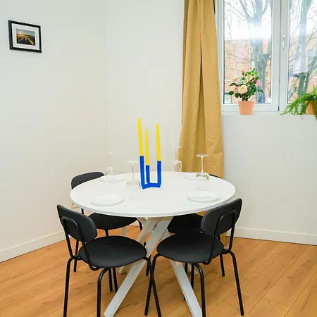 Lovely 1br & 1lr For 4p, Only 15 Min Walk To Center Apartment *