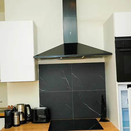 Lovely 1br & 1lr For 4p, Only 15 Min Walk To Center Apartment