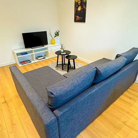 Apartment Lovely 1br & 1lr For 4p, Only 15 Min Walk To Center