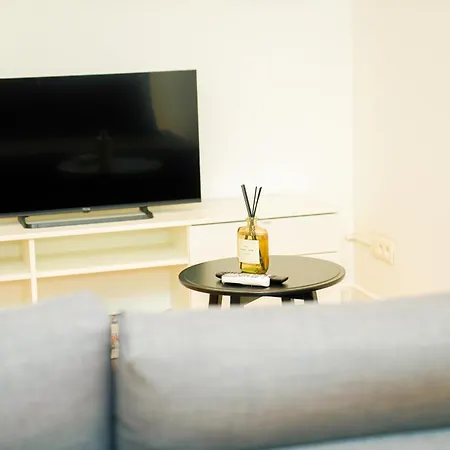 Lovely 1br & 1lr For 4p, Only 15 Min Walk To Center Apartment