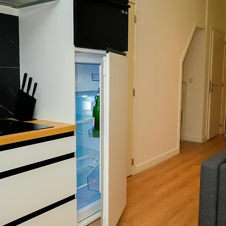 Lovely 1br & 1lr For 4p, Only 15 Min Walk To Center Apartment