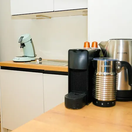 Lovely 1br & 1lr For 4p, Only 15 Min Walk To Center Apartment *