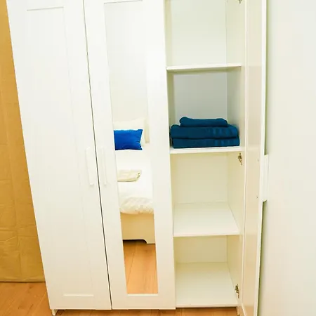 Lovely 1br & 1lr For 4p, Only 15 Min Walk To Center Apartment