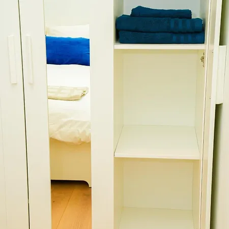 Lovely 1br & 1lr For 4p, Only 15 Min Walk To Center Apartment *