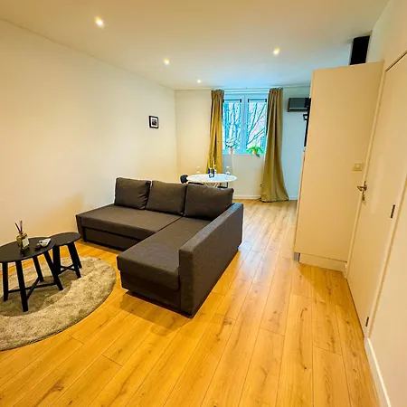 Lovely 1br & 1lr For 4p, Only 15 Min Walk To Center Apartment